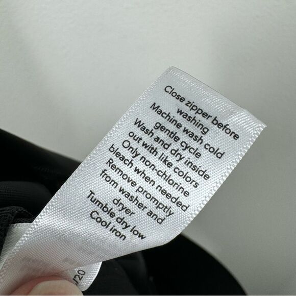 Athleta Venice Pintuck Pants Solid Black Tapered Ankle Fit Athleisure Women’s MP - Picture 7 of 8